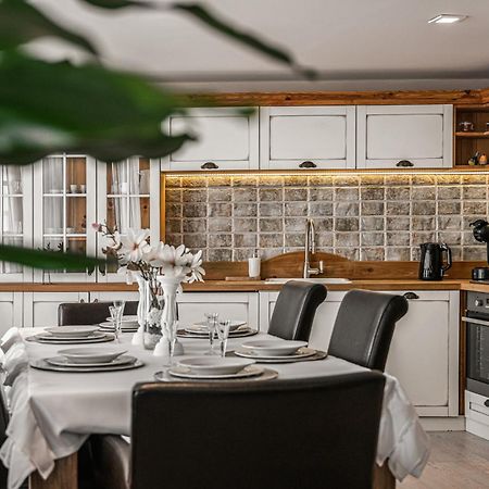 Luxurious And Royal Apartment In The Old Town ブラチスラヴァ エクステリア 写真