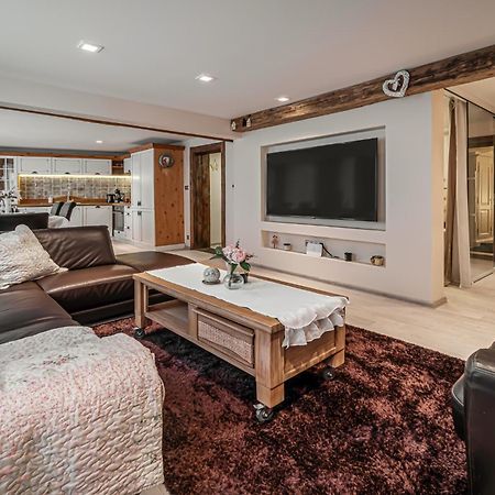 Luxurious And Royal Apartment In The Old Town ブラチスラヴァ エクステリア 写真