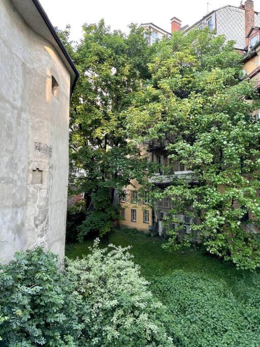 Luxurious And Royal Apartment In The Old Town ブラチスラヴァ エクステリア 写真
