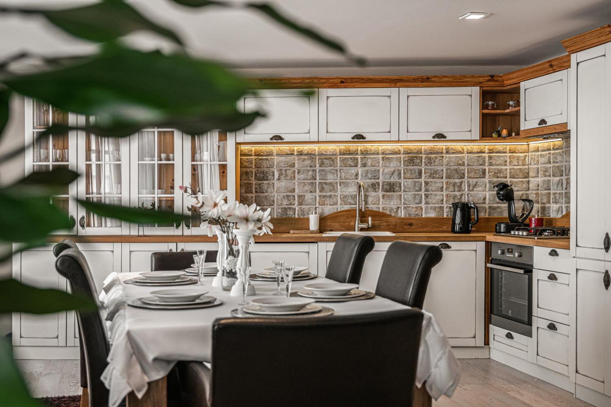 Luxurious And Royal Apartment In The Old Town ブラチスラヴァ エクステリア 写真