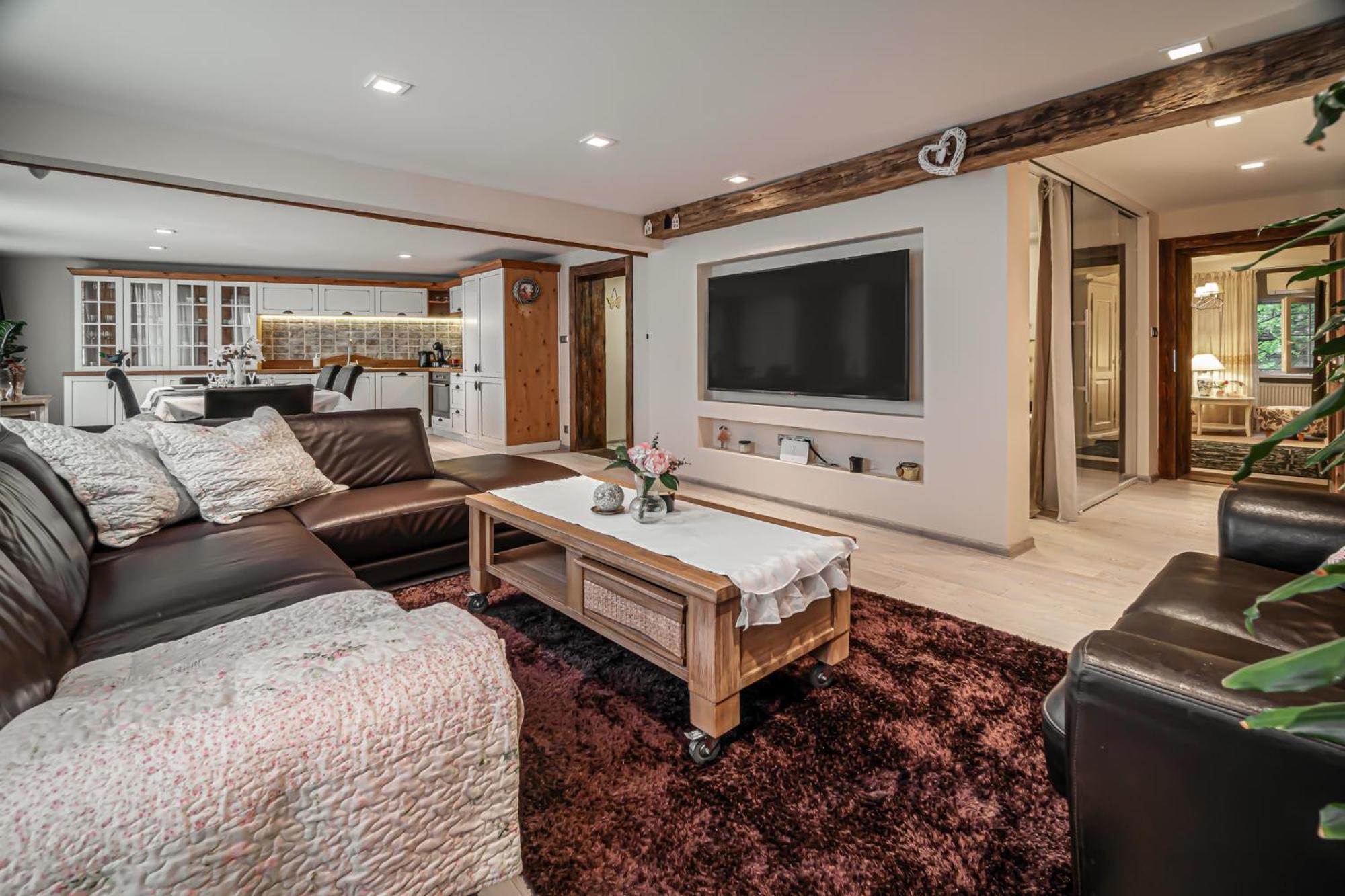 Luxurious And Royal Apartment In The Old Town ブラチスラヴァ エクステリア 写真