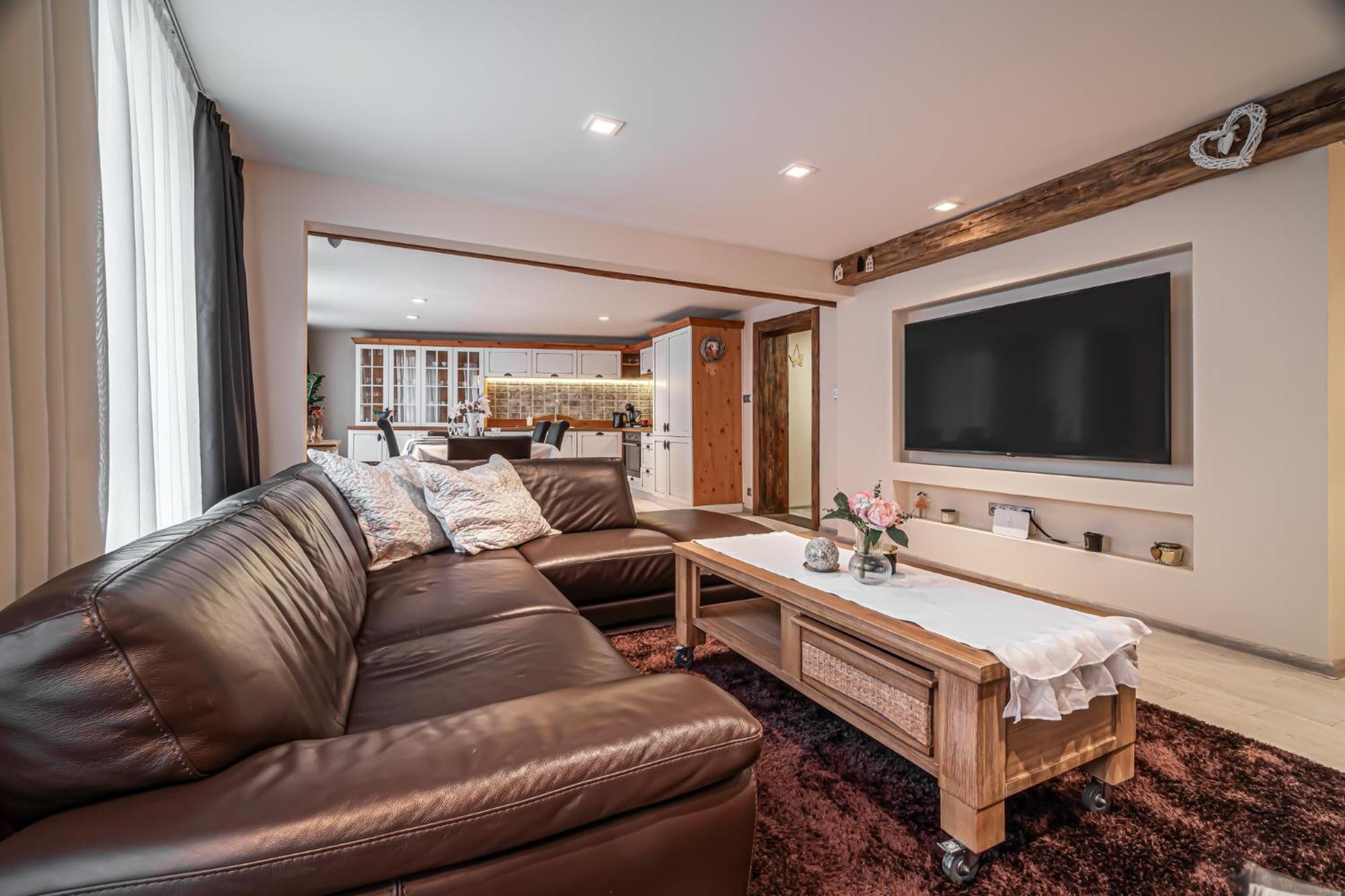 Luxurious And Royal Apartment In The Old Town ブラチスラヴァ エクステリア 写真