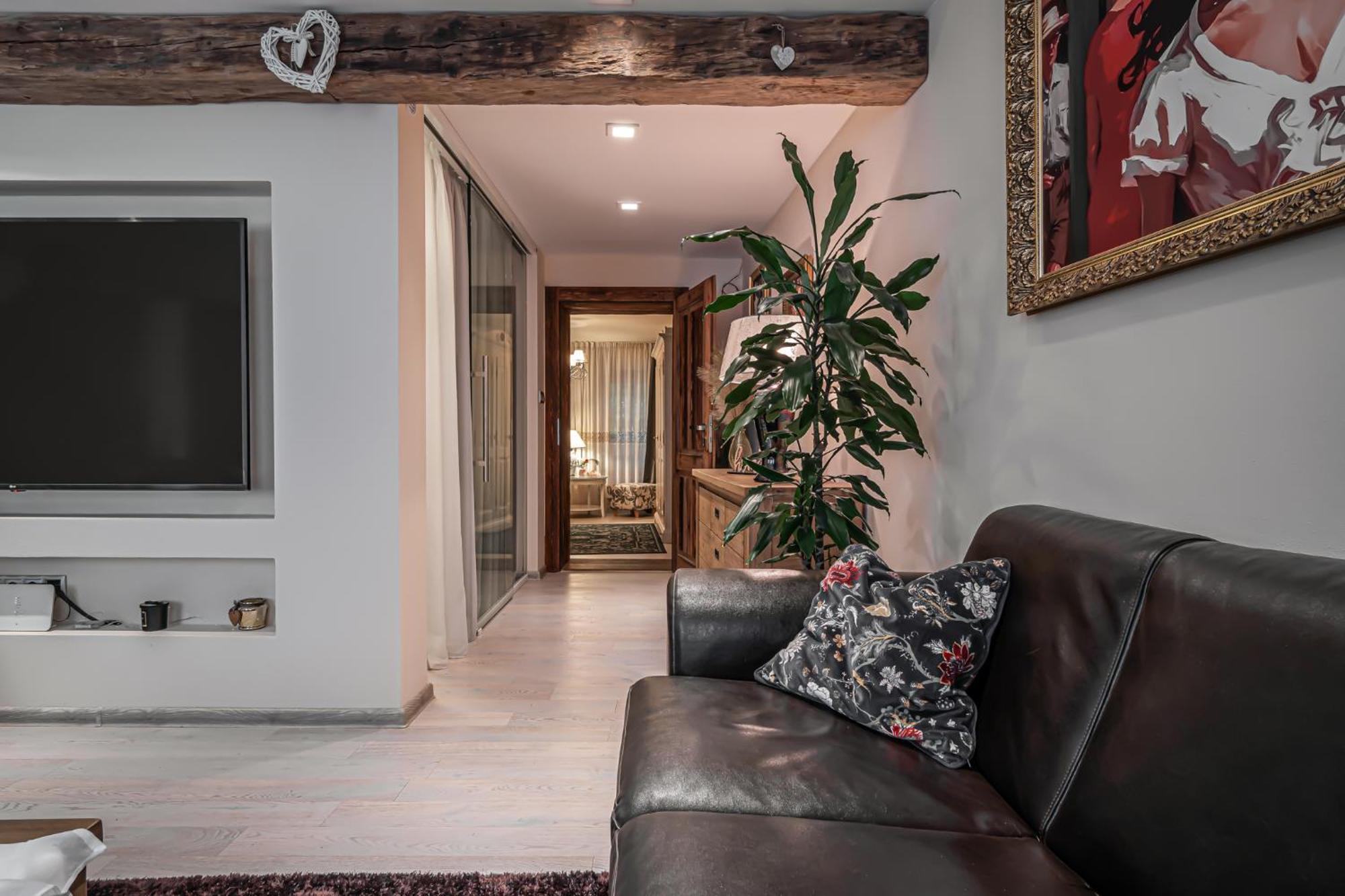 Luxurious And Royal Apartment In The Old Town ブラチスラヴァ エクステリア 写真