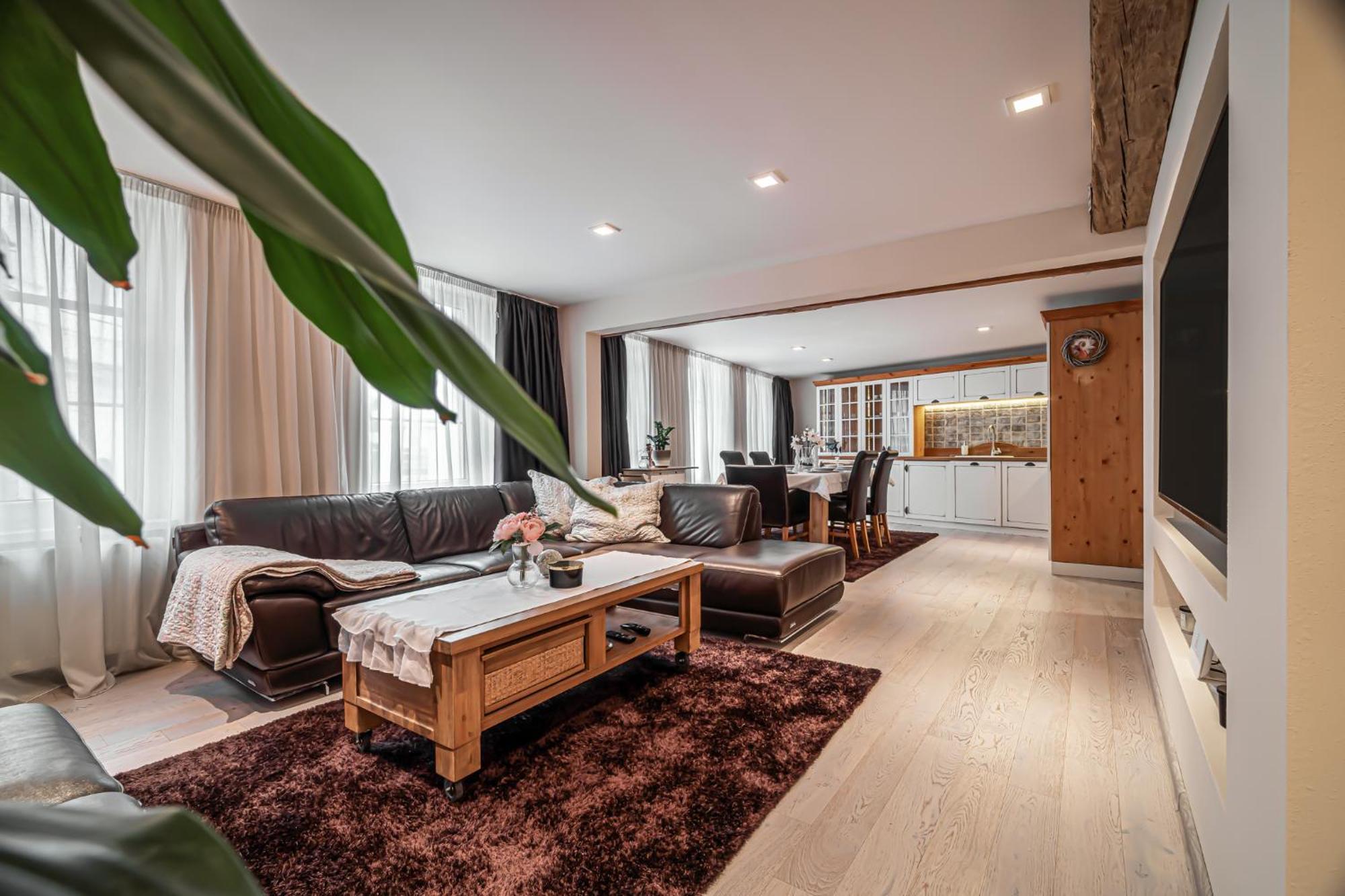 Luxurious And Royal Apartment In The Old Town ブラチスラヴァ エクステリア 写真