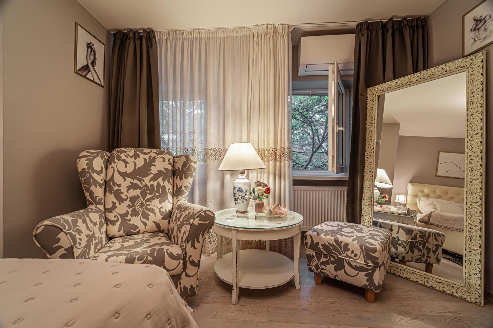 Luxurious And Royal Apartment In The Old Town ブラチスラヴァ エクステリア 写真