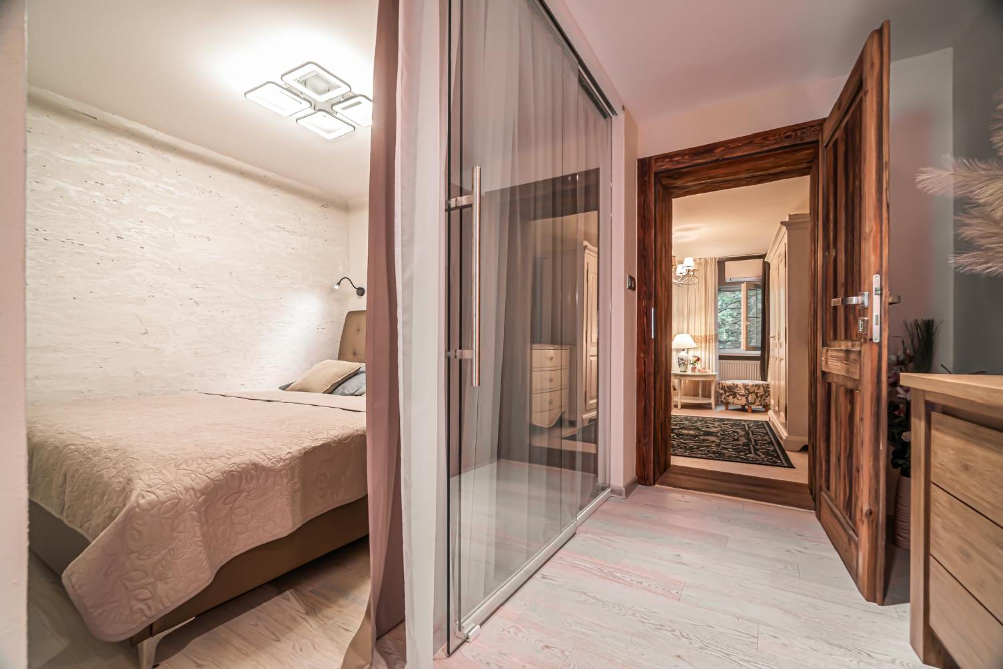 Luxurious And Royal Apartment In The Old Town ブラチスラヴァ エクステリア 写真